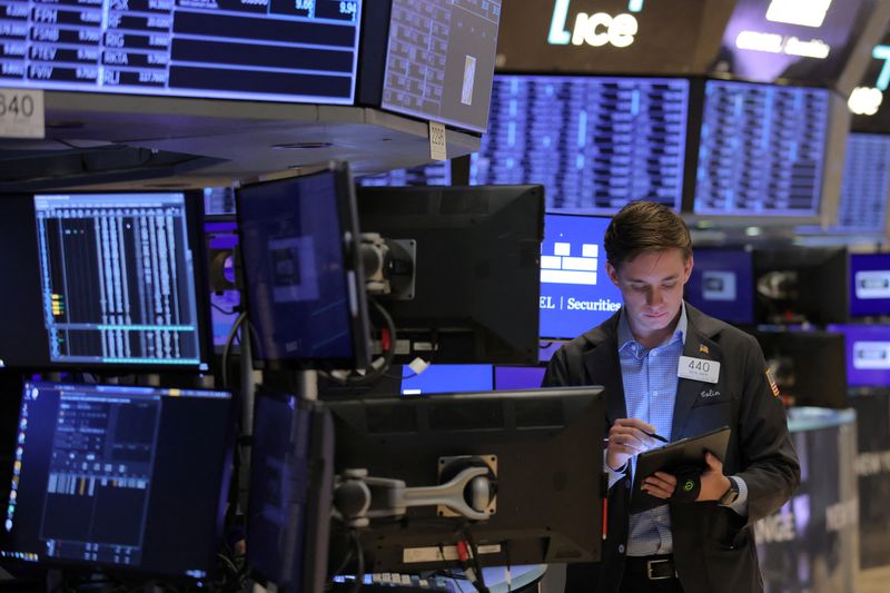 Wall Street sube por orientación minorista optimista, aliviando temores de la Fed